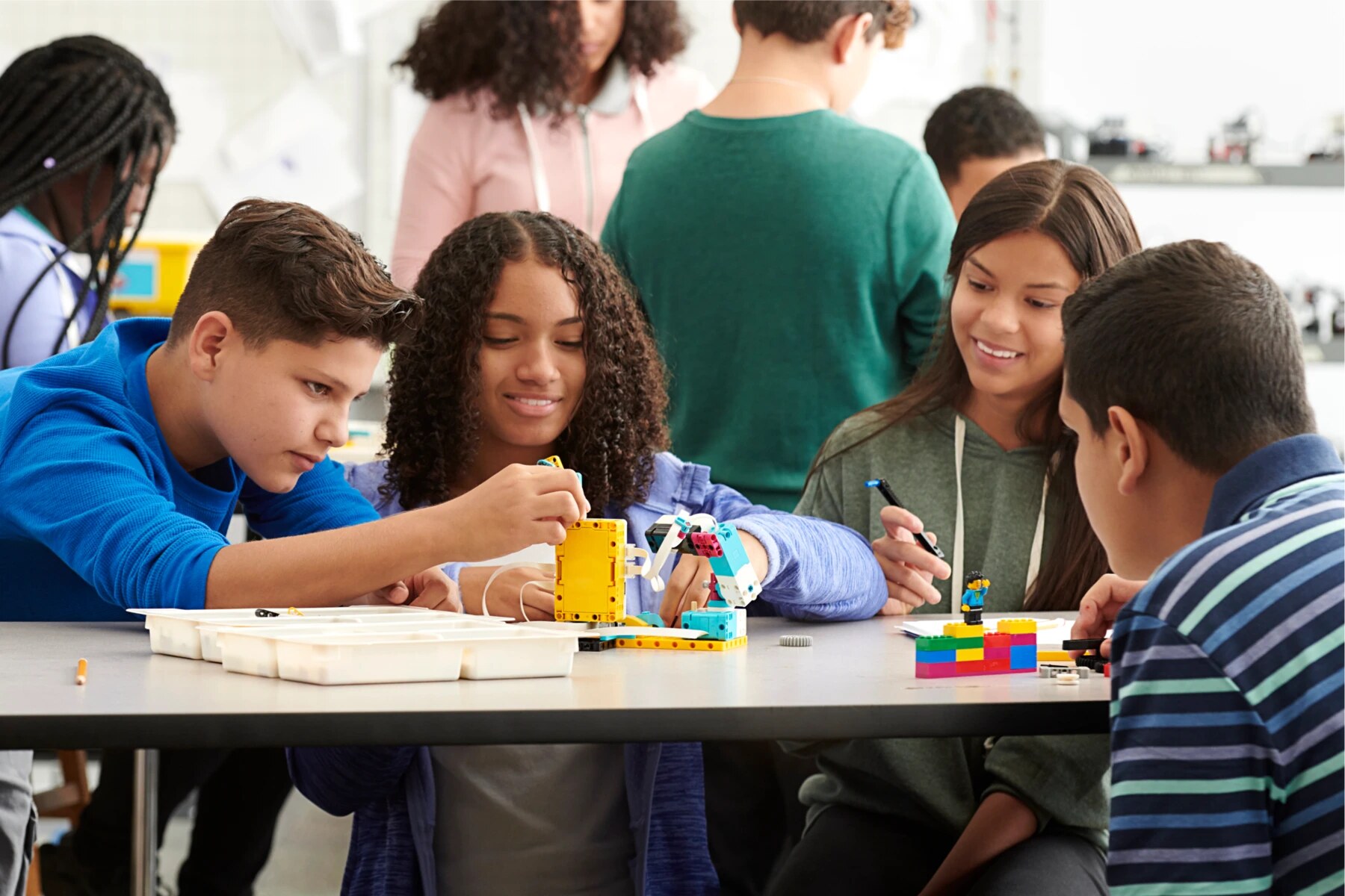 Alumnado trabajando con un robot LEGO SPIKE Prime